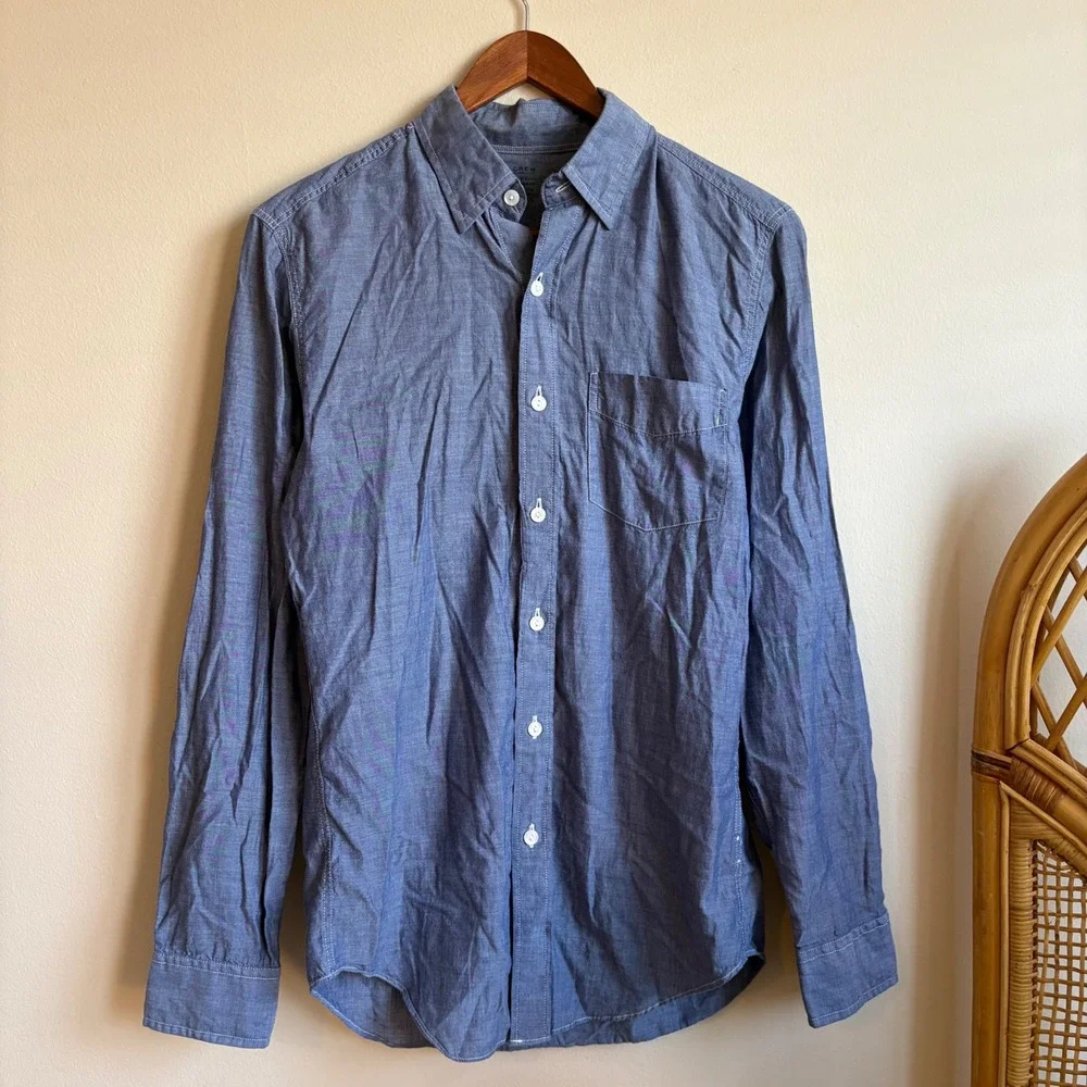 Modern Menswear Style J. Crew Light Blue Chambray Lightweight Button Down Shirt
